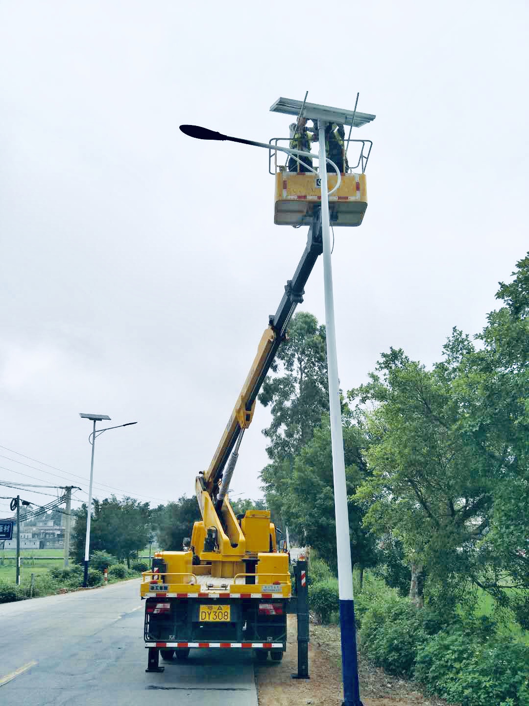 越秀高空外墻翻修登高車出租,高空車租賃,路燈車出租