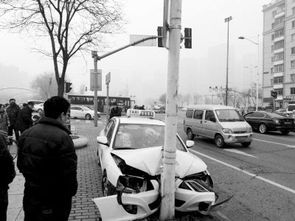 沈陽出租車為躲避其他車輛撞上路燈桿，警示安全意識(shí)